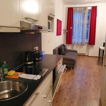 Vibrant Red Apartment I Contactless Check-In Wenen Buitenkant foto
