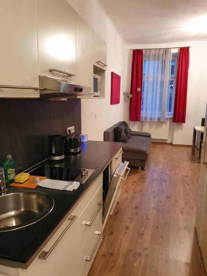Vibrant Red Apartment I Contactless Check-In Wenen Buitenkant foto