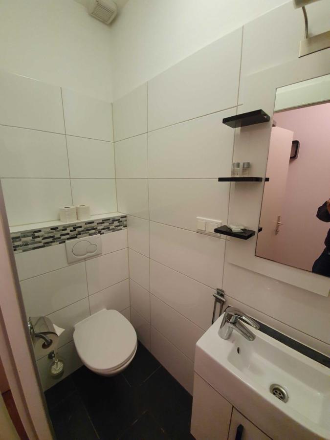 Vibrant Red Apartment I Contactless Check-In Wenen Buitenkant foto